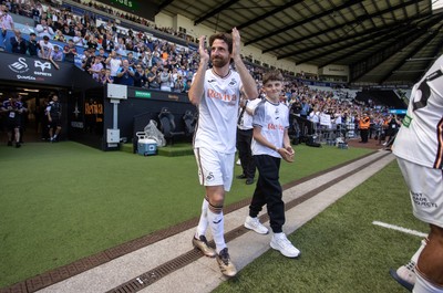 030525 - Swansea City v Oxford United - SkyBet Championship - Joe Allen of Swansea City thanks his team mates and supporters on his final game of his career