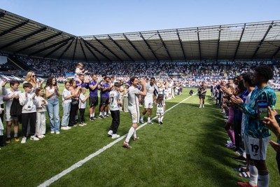 030525 - Swansea City v Oxford United - SkyBet Championship - Joe Allen of Swansea City thanks his team mates and supporters on his final game of his career