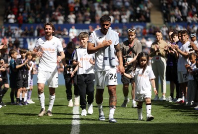 030525 - Swansea City v Oxford United - SkyBet Championship - Kyle Naughton of Swansea City thanks his team mates and supporters on his final game of his career