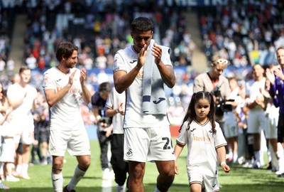 030525 - Swansea City v Oxford United - SkyBet Championship - Kyle Naughton of Swansea City thanks his team mates and supporters on his final game of his career
