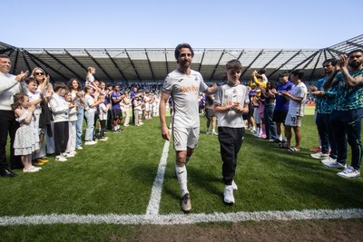 030525 - Swansea City v Oxford United - SkyBet Championship - Joe Allen of Swansea City thanks his team mates and supporters on his final game of his career