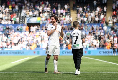 030525 - Swansea City v Oxford United - SkyBet Championship - Joe Allen of Swansea City thanks the supporters on his final game of his career