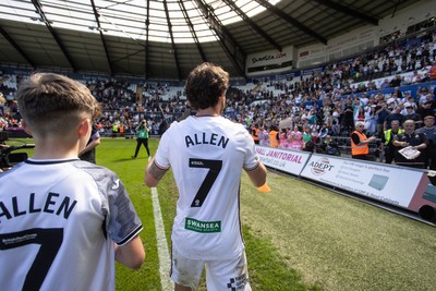 030525 - Swansea City v Oxford United - SkyBet Championship - Joe Allen of Swansea City thanks the supporters on his final game of his career