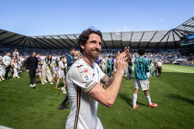 030525 - Swansea City v Oxford United - SkyBet Championship - Joe Allen of Swansea City thanks the supporters on his final game of his career