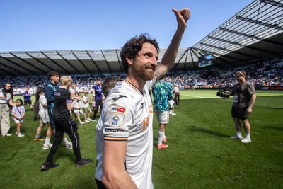 030525 - Swansea City v Oxford United - SkyBet Championship - Joe Allen of Swansea City thanks the supporters on his final game of his career