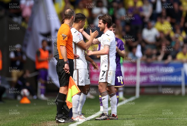 030525 - Swansea City v Oxford United - SkyBet Championship - Joe Allen hands the captains arm band to Kyle Naughton of Swansea City on both players final game