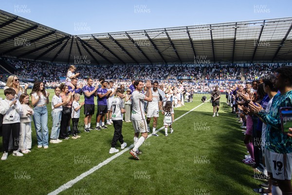 030525 - Swansea City v Oxford United - SkyBet Championship - Joe Allen of Swansea City thanks his team mates and supporters on his final game of his career