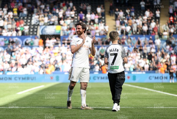 030525 - Swansea City v Oxford United - SkyBet Championship - Joe Allen of Swansea City thanks the supporters on his final game of his career