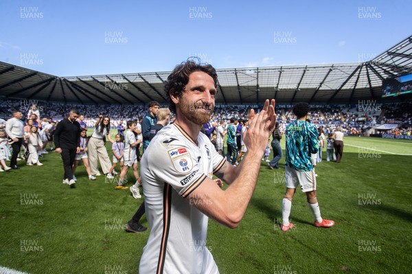 030525 - Swansea City v Oxford United - SkyBet Championship - Joe Allen of Swansea City thanks the supporters on his final game of his career