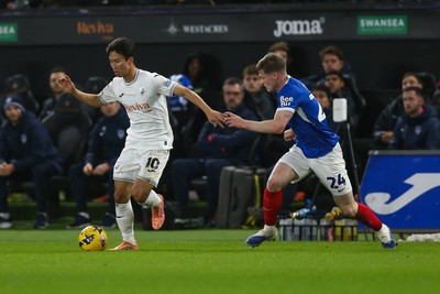 091225 - Swansea City v Portsmouth - Sky Bet Championship - Jisung Eom of Swansea City is challenged by Terry Devlin of Portsmouth