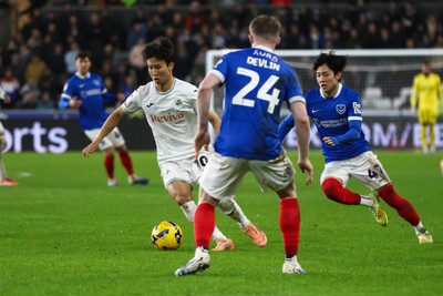 091225 - Swansea City v Portsmouth - Sky Bet Championship - Jisung Eom of Swansea City on the attack