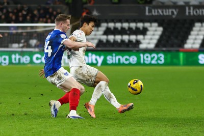091225 - Swansea City v Portsmouth - Sky Bet Championship - Jisung Eom of Swansea City and Terry Devlin of Portsmouth compete for the ball