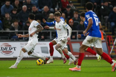 091225 - Swansea City v Portsmouth - Sky Bet Championship - Ethan Galbraith of Swansea City on the attack