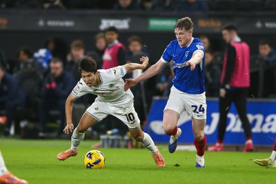091225 - Swansea City v Portsmouth - Sky Bet Championship - Jisung Eom of Swansea City gets past Terry Devlin of Portsmouth