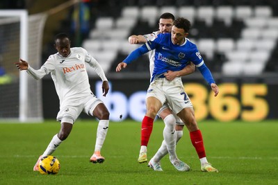 091225 - Swansea City v Portsmouth - Sky Bet Championship - Zan Vipotnik of Swansea City and Jordan Williams of Portsmouth compete for the ball as Malick Yalcouyé of Swansea City (L) moves in