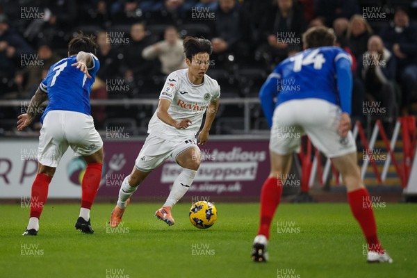 091225 - Swansea City v Portsmouth - Sky Bet Championship - Jisung Eom of Swansea City shoots at goal