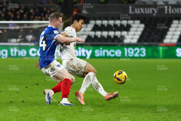 091225 - Swansea City v Portsmouth - Sky Bet Championship - Jisung Eom of Swansea City and Terry Devlin of Portsmouth compete for the ball