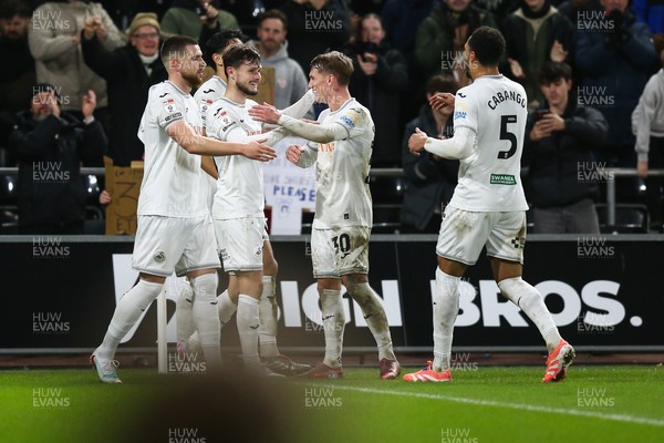 091225 - Swansea City v Portsmouth - Sky Bet Championship - Liam Cullen of Swansea City celebrates after scoring a goal