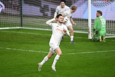 240226 - Swansea City v Preston North End - Sky Bet Championship - Liam Cullen of Swansea City celebrates scoring a goal to equalise the game late on