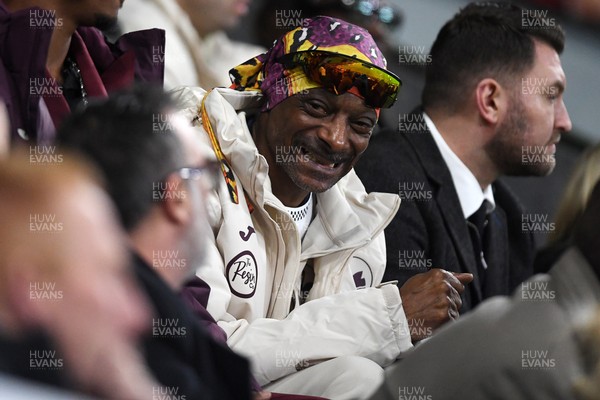 240226 - Swansea City v Preston North End - Sky Bet Championship - Snoop Dogg reacts after Swansea miss an opportunity