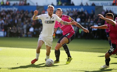 290918 - Swansea City v Queens Park Rangers - SkyBet Championship - Oli McBurnie of Swansea City is challenged by Joel Lynch of Queens Park Rangers