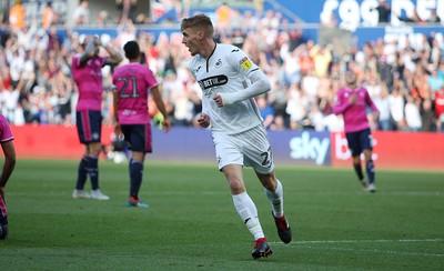 290918 - Swansea City v Queens Park Rangers - SkyBet Championship - Jay Fulton of Swansea City celebrates scoring a goal