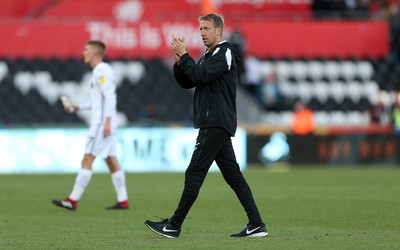 290918 - Swansea City v Queens Park Rangers - SkyBet Championship - Swansea City Manager Graham Potter thanks the fans at full time