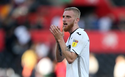 290918 - Swansea City v Queens Park Rangers - SkyBet Championship - Oli McBurnie of Swansea City thanks the fans at full time