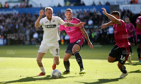 290918 - Swansea City v Queens Park Rangers - SkyBet Championship - Oli McBurnie of Swansea City is challenged by Joel Lynch of Queens Park Rangers