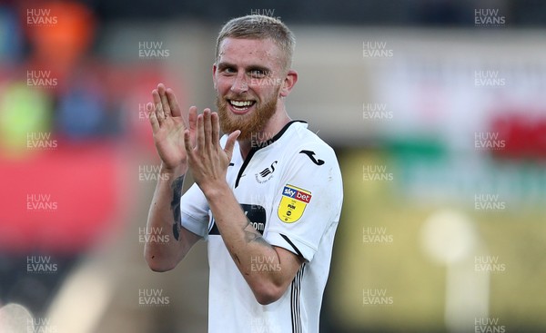 290918 - Swansea City v Queens Park Rangers - SkyBet Championship - Oli McBurnie of Swansea City thanks the fans at full time