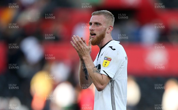 290918 - Swansea City v Queens Park Rangers - SkyBet Championship - Oli McBurnie of Swansea City thanks the fans at full time