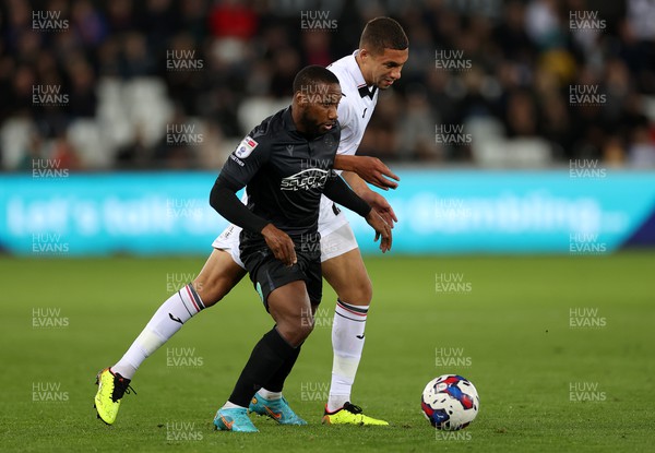 181022 - Swansea City v Reading - SkyBet Championship - Junior Hoilett of Reading and Nathan Wood of Swansea City