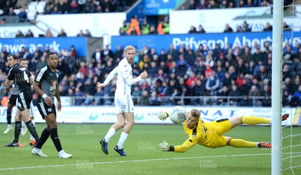 271018 - Swansea City v Reading - SkyBet Championship - Oli McBurnie of Swansea City shoots past Anssi Jaakkola of Reading