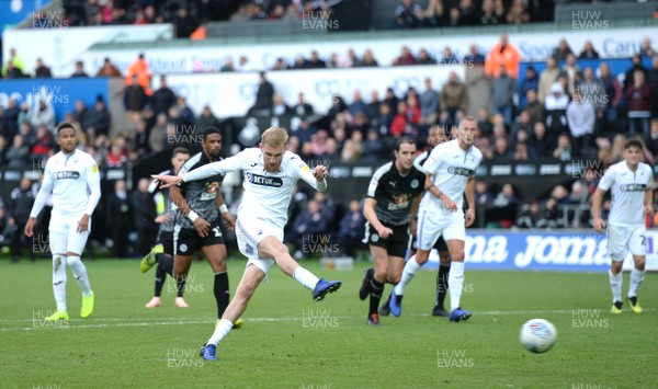 271018 - Swansea City v Reading - SkyBet Championship - Oli McBurnie of Swansea City scores from the penalty spot