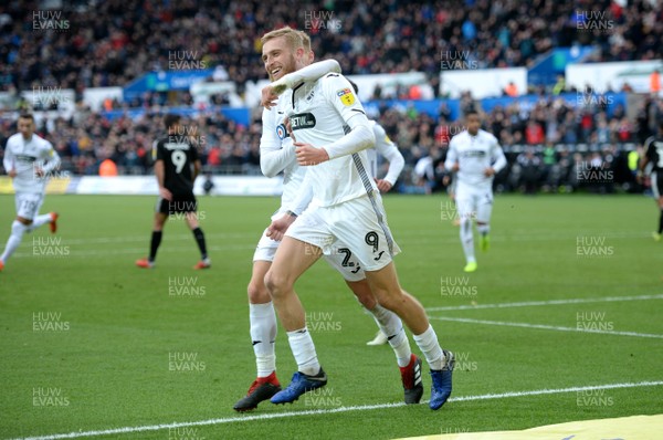 271018 - Swansea City v Reading - SkyBet Championship - Oli McBurnie of Swansea City celebrates scoring from the penalty spot