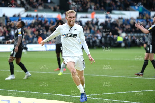 271018 - Swansea City v Reading - SkyBet Championship - Oli McBurnie of Swansea City celebrates scoring his second goal