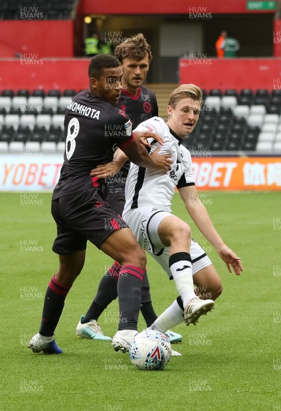 280919 - Swansea City v Reading, SkyBet Championship - George Byers of Swansea City challenges Andy Rinomhota of Reading