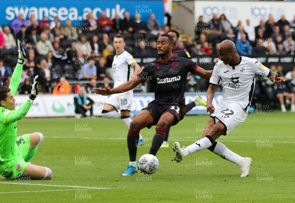 280919 - Swansea City v Reading, SkyBet Championship - Andre Ayew of Swansea City sees his attempt at goal blocked by Reading goalkeeper Rafael Cabral and Jordan Obita of Reading