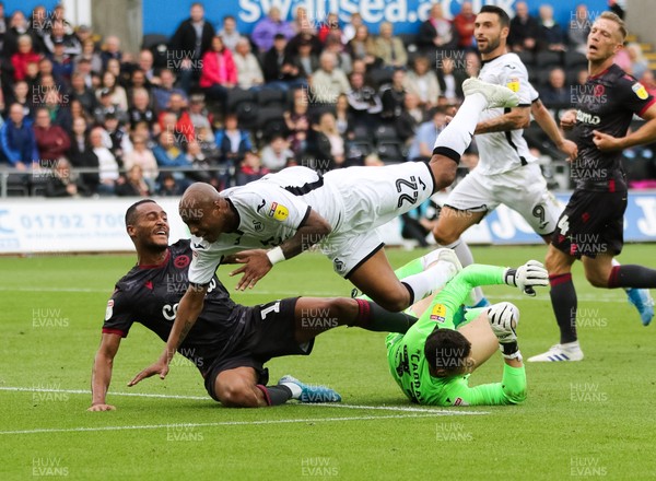 280919 - Swansea City v Reading, SkyBet Championship - Andre Ayew of Swansea City sees his attempt at goal blocked by Reading goalkeeper Rafael Cabral and Jordan Obita of Reading