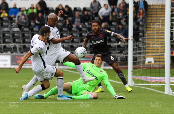 280919 - Swansea City v Reading, SkyBet Championship - Borja Baston of Swansea City and Andre Ayew of Swansea City are denied by Reading goalkeeper Rafael Cabral