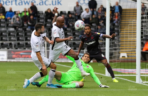 280919 - Swansea City v Reading, SkyBet Championship - Borja Baston of Swansea City and Andre Ayew of Swansea City are denied by Reading goalkeeper Rafael Cabral