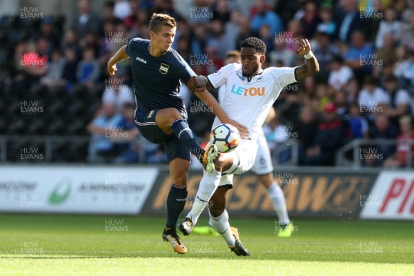 050817 - Swansea City v Sampdoria - Pre Season Friendly - Leroy Fer of Swansea challenges Dennis Praet of Sampdoria for the ball