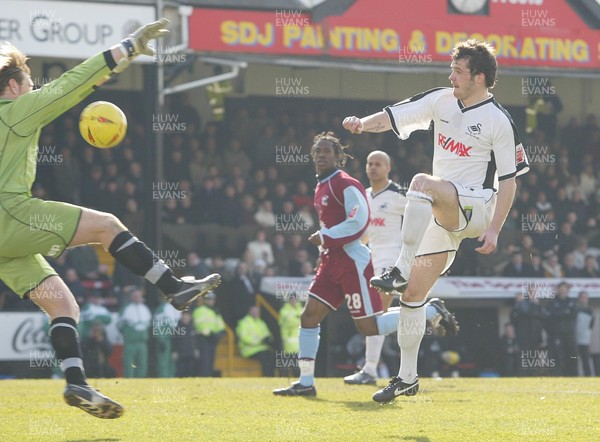 260205 - Swansea City v Scunthorpe - Swansea's Kevin McLeod fails to beat keeper Paul Musselwhite