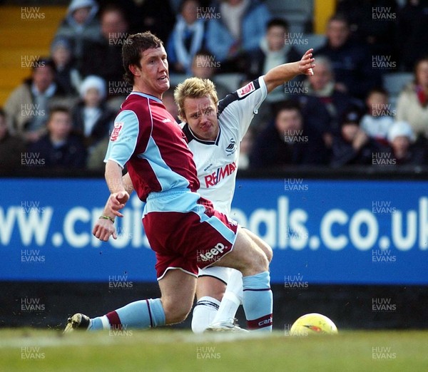 260205 - Swansea City v Scunthorpe - Swansea's Lee Trundle tries a shot at goal