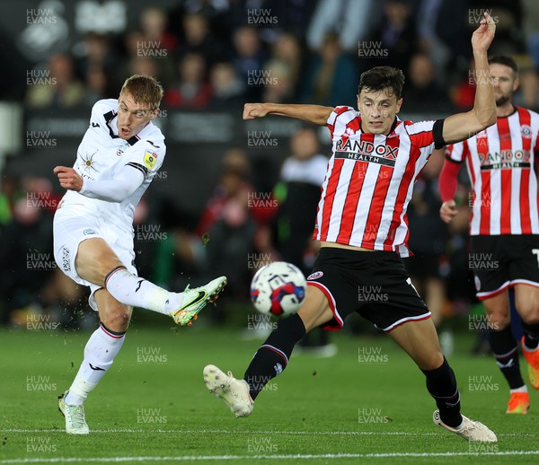 130922 - Swansea City v Sheffield United - SkyBet Championship - Jay Fulton of Swansea City takes a shot at goal
