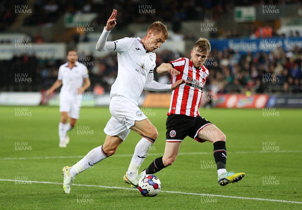 130922 - Swansea City v Sheffield United - SkyBet Championship - Jay Fulton of Swansea City tries to get the ball into the box