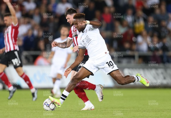 140821 - Swansea City v Sheffield United, EFL Sky Bet Championship - Jamal Lowe of Swansea City and Oliver Burke of Sheffield United compete for the ball
