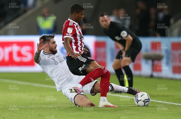 140821 - Swansea City v Sheffield United, EFL Sky Bet Championship - Rhian Brewster of Sheffield United and Ryan Manning of Swansea City compete for the ball