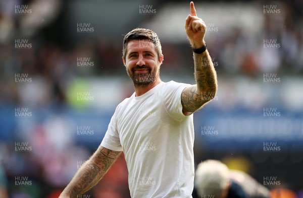 160825 - Swansea City v Sheffield United - SkyBet Championship - Swansea City Manager Alan Sheehan celebrates with fans at full time