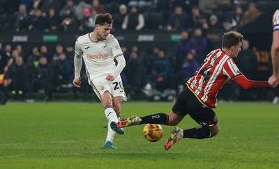 210125  Swansea City v Sheffield United, EFL Sky Bet Championship - Liam Cullen of Swansea City fires a shot at goal